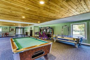 - une salle de jeux avec un billard et des jeux d'arcade dans l'établissement Golf and Mountain Jewel Bug Studio, à North Woodstock