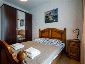 una camera da letto con un letto e due asciugamani di Chambre chez Victor a Lingolsheim