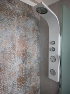 un bagno con doccia e porta in vetro di Appartamento Villa Matilde a Borgata Zarattini