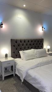 1 dormitorio con 2 camas y 1 mesa con 2 lámparas en أستراحة مون لايت الريفي en Al Ula