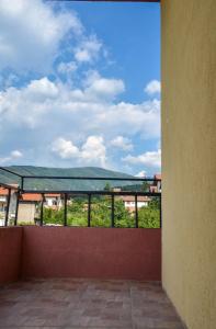 widok z balkonu budynku w obiekcie Guest House JoJi w mieście Saparewa Banja