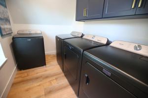 Kuhinja oz. manjša kuhinja v nastanitvi High End A-Frame - Hot Tub - Awesome Views - Yosemite - Electric Vehicle Friendly - Sleeps 10