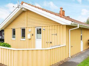 オッテルンドルフにある4 person holiday home in Otterndorfの黄色い家