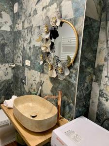 ein Bad mit einem Waschbecken und einem Spiegel in der Unterkunft Studio AGG Bucharest in Bukarest