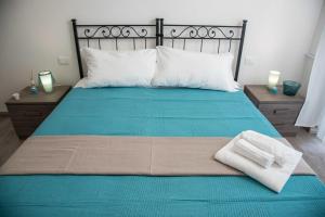A bed or beds in a room at Grandis Rooms