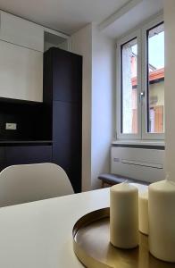 een kamer met een witte tafel en een raam bij Monolocale Mati - Holiday Home in Trento