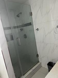 y baño con ducha y puerta de cristal. en Zen Home, en Santa Ana