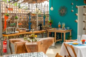 サン・ミゲル・ドス・ミラーグレスにあるAzul de Milagresの青い壁の客室で、木製のテーブルが備わります。