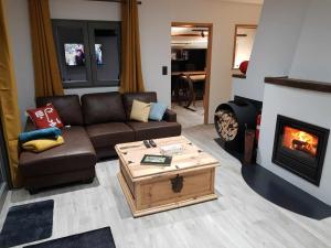 MelinesGite Au chalet de Mélines的带沙发和壁炉的客厅