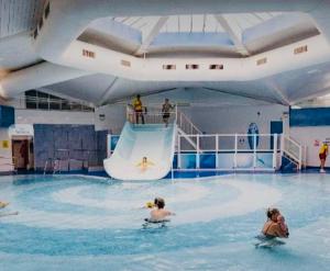 um grupo de pessoas a nadar numa piscina em Curlews Nest, Rockley Park em Hamworthy