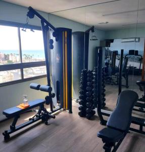 un gimnasio con equipamiento de ejercicio en una habitación en Vista mar no costa azul, en Salvador
