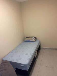 Un pequeño dormitorio con una cama en la esquina en Apartamento Formosa 155, en Cabo Frío