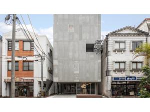 a tall building in the middle of two buildings at ＳＡＵＮＡ&ＳＴＡＹ - Vacation STAY 80243v in Setouchi
