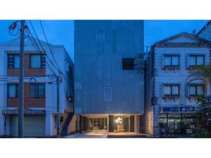 a building in the middle of two other buildings at ＳＡＵＮＡ&ＳＴＡＹ - Vacation STAY 80243v in Setouchi
