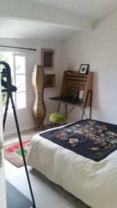 Una cama o camas en una habitación de Bright house with garden - île de Ré