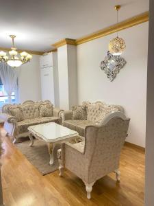 - un salon avec des canapés et une table basse dans l'établissement Kruna apartman, à Banja Luka