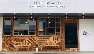 Little Okawood - Vacation STAY 83130v في Ōkawa: مبنى به بيت ضيافة x مساحة مكشوفة