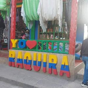 Un panneau qui dit votre overa devant un magasin dans l'établissement Cabaña campestre #1, à Ráquira