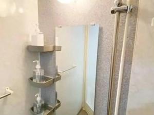 uma casa de banho com um chuveiro com duas prateleiras em Regalia Hills Shibuya Dogenzaka - Vacation STAY 15550 em Tóquio