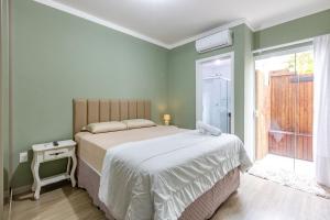 a bedroom with a large bed and a window at Apartamento 2 quartos com Spá Expocentro Praias in Balneário Camboriú