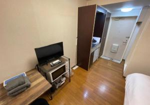 Habitación pequeña con TV y cama en Beverly Homes Osaki Room 203, Room 205, Room 301, - Vacation STAY 89071v, en Tokio