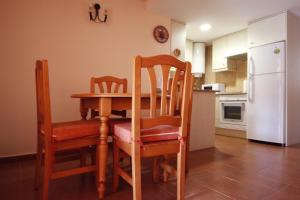 
a dining room table and chairs in a kitchen at Casa 1340 in Mora de Rubielos
