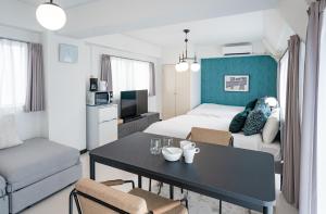 una camera d'albergo con letto, tavolo e sedie di Princet Shinjuku Building - Vacation STAY 15549 a Tokyo