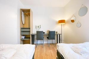 een slaapkamer met een tafel en stoelen en een bed bij Au Coeur de l'Essentiel 4 New Studio #GD in Saint-Martin-le-Vinoux