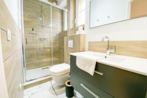 een badkamer met een toilet, een wastafel en een douche bij Au Coeur de l'Essentiel 4 New Studio #GD in Saint-Martin-le-Vinoux