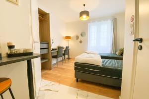 une chambre avec un lit et une salle à manger dans l'établissement #GD Au Coeur de l'Essentiel 4, à Saint-Martin-le-Vinoux