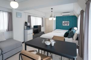 una camera d'albergo con letto, tavolo e sedie di Princet Shinjuku Building - Vacation STAY 15549 a Tokyo