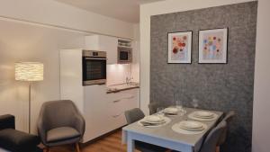 a dining room with a table and chairs and a kitchen at Ferienwohnung Mohnwiese und Blumenwiese in Willingen