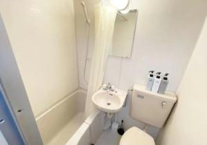 een kleine badkamer met een toilet en een wastafel bij Beverly Homes Osaki Room 203, Room 205, Room 301, - Vacation STAY 89062v in Tokyo