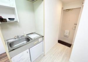 een kleine keuken met een wastafel in de kamer bij Beverly Homes Osaki Room 203, Room 205, Room 301, - Vacation STAY 89062v in Tokyo