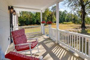een veranda met een schommelstoel en een raam bij Tuskegee Countryside Retreat on 7 Acres! in Tuskegee