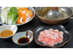 una mesa con platos de comida y tazones de salsa en Taiseisou - Vacation STAY 90032v 