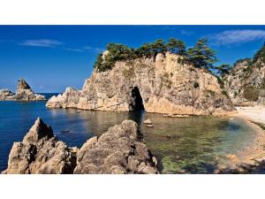 vistas a una isla rocosa en el agua en Taiseisou - Vacation STAY 90032v 
