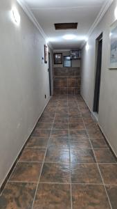 pasillo con suelo de baldosa en una habitación en Tsakane View Guesthouse en Brakpan