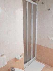 uma casa de banho com um chuveiro e um WC. em Il Giglio Bianco em Adelfia