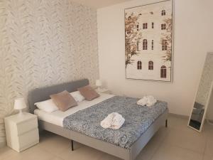 1 dormitorio con 1 cama con 2 toallas en Il Giglio Bianco, en Adelfia