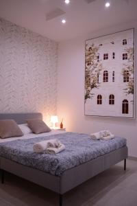 um quarto com uma cama com duas toalhas em Il Giglio Bianco em Adelfia