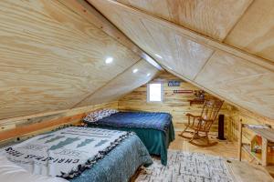 Habitación con 2 camas en una cabaña de madera en Rustic Home in Dolores Hunting, Fishing and More!, en Rico