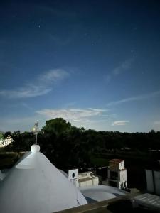vista para o telhado de um edifício à noite em TRULLO CARMEN em San Michele Salentino