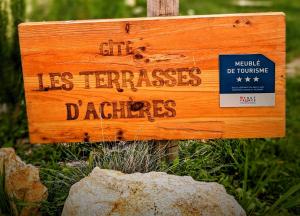 un segno che legge le sue abilita' di sconfinamento di Le Woody Lodge, Large cottage with wooden deck and chalet with garden view next to Fontainebleau Forest a Achères-la-Forêt