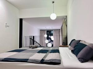 (New) Fettes Villa for 20Pax @CentralPenang/Gurney في جورج تاون: غرفة نوم بسرير كبير مع بطانية بيضاء وسوداء