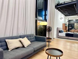 ein Wohnzimmer mit Sofa und ein Schlafzimmer in der Unterkunft (New) Fettes Villa for 20Pax @CentralPenang/Gurney in George Town