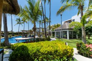 un complejo con piscina y palmeras en Departamento Joya ideal para tus vacaciones !, en Mazatlán