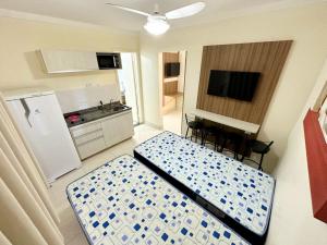 een kleine kamer met 2 bedden en een keuken bij Lacqua Diroma parque - CN J in Caldas Novas