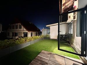 (New) Fettes Villa for 20Pax @CentralPenang/Gurney في جورج تاون: منظر على ساحة بها عشب أخضر في الليل