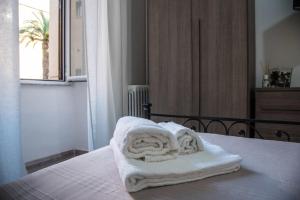 A bed or beds in a room at Grandis Rooms